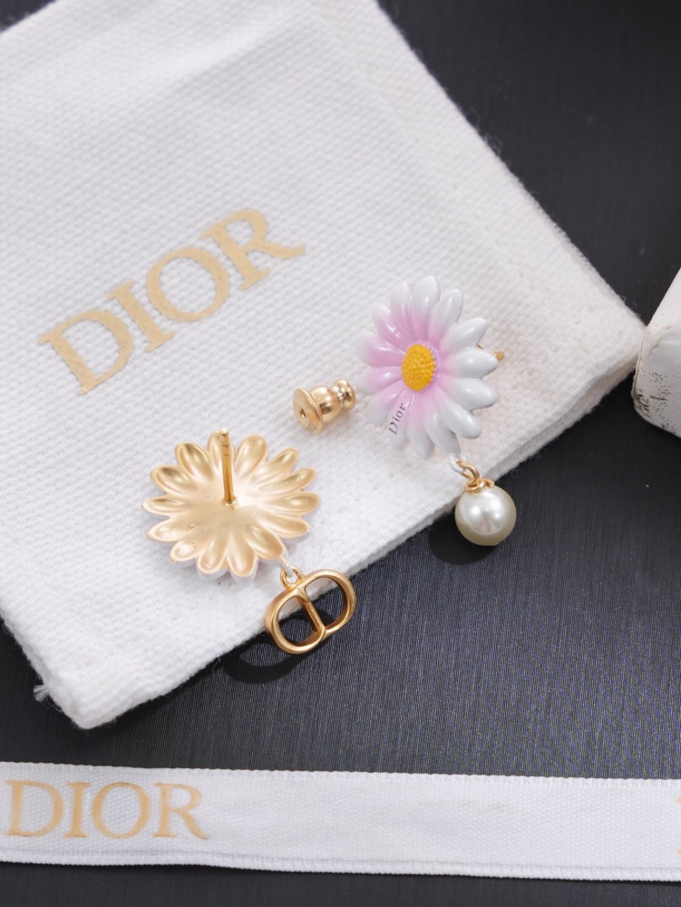 DIOR MISMATCH DAISY PEARL CD EARRINGS