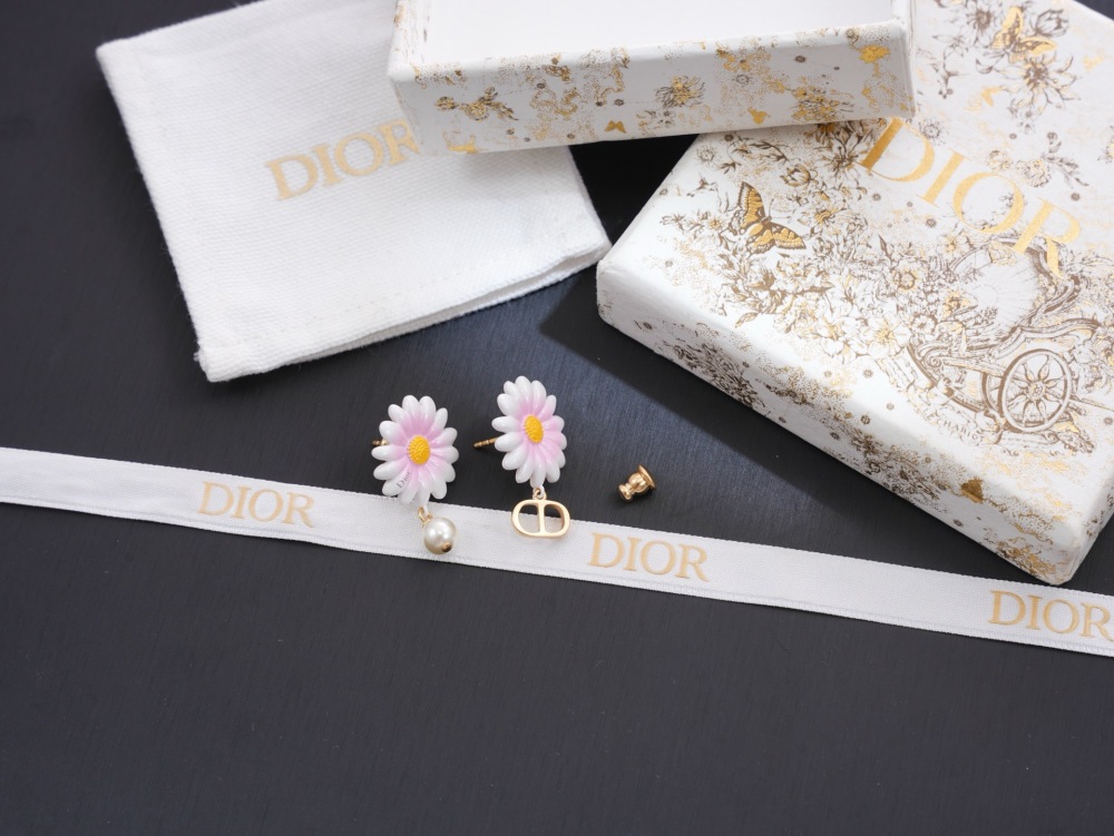DIOR MISMATCH DAISY PEARL CD EARRINGS