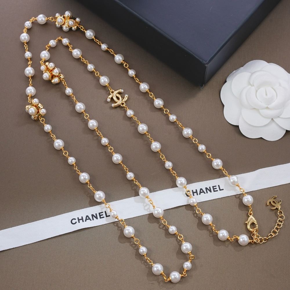 CHANEL CLUSTER PEARL CC LONG NECKLACE