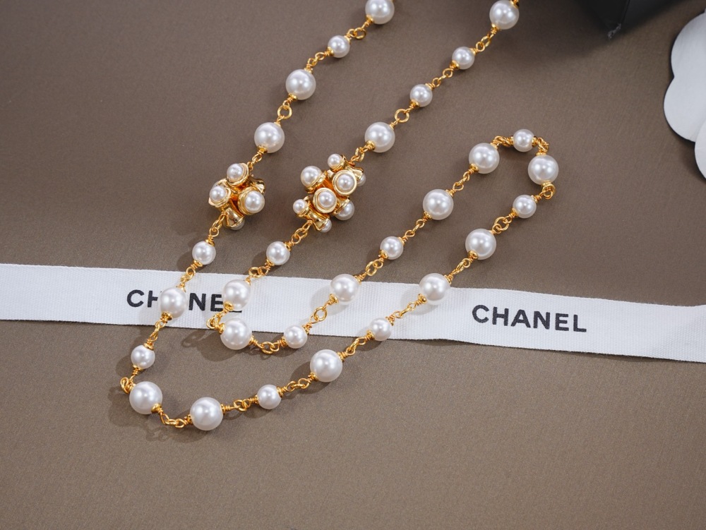 CHANEL CLUSTER PEARL CC LONG NECKLACE
