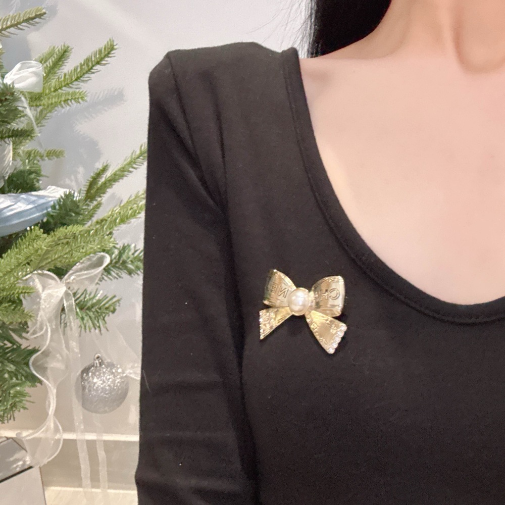 CHANEL GOLD ENGRAVED BOW PEARL RHINESTONE HAIR BARRETTE