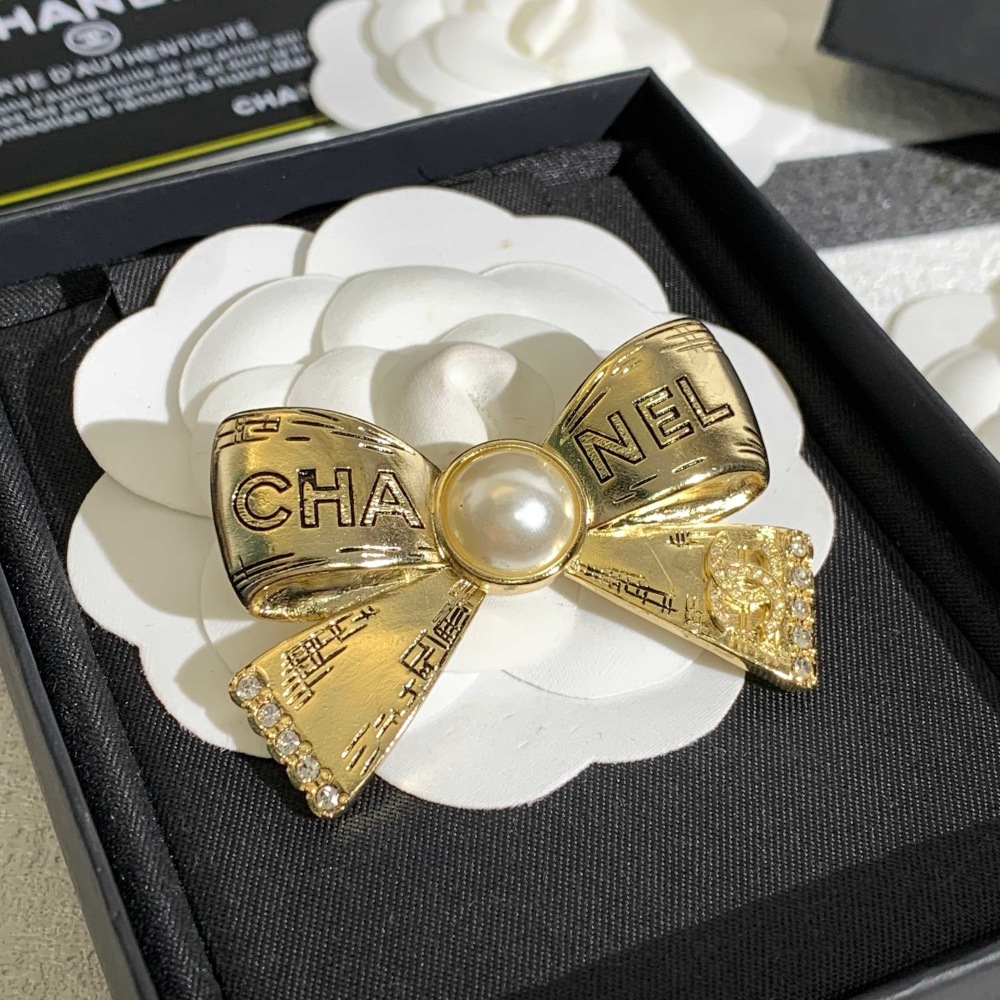 CHANEL GOLD ENGRAVED BOW PEARL RHINESTONE HAIR BARRETTE