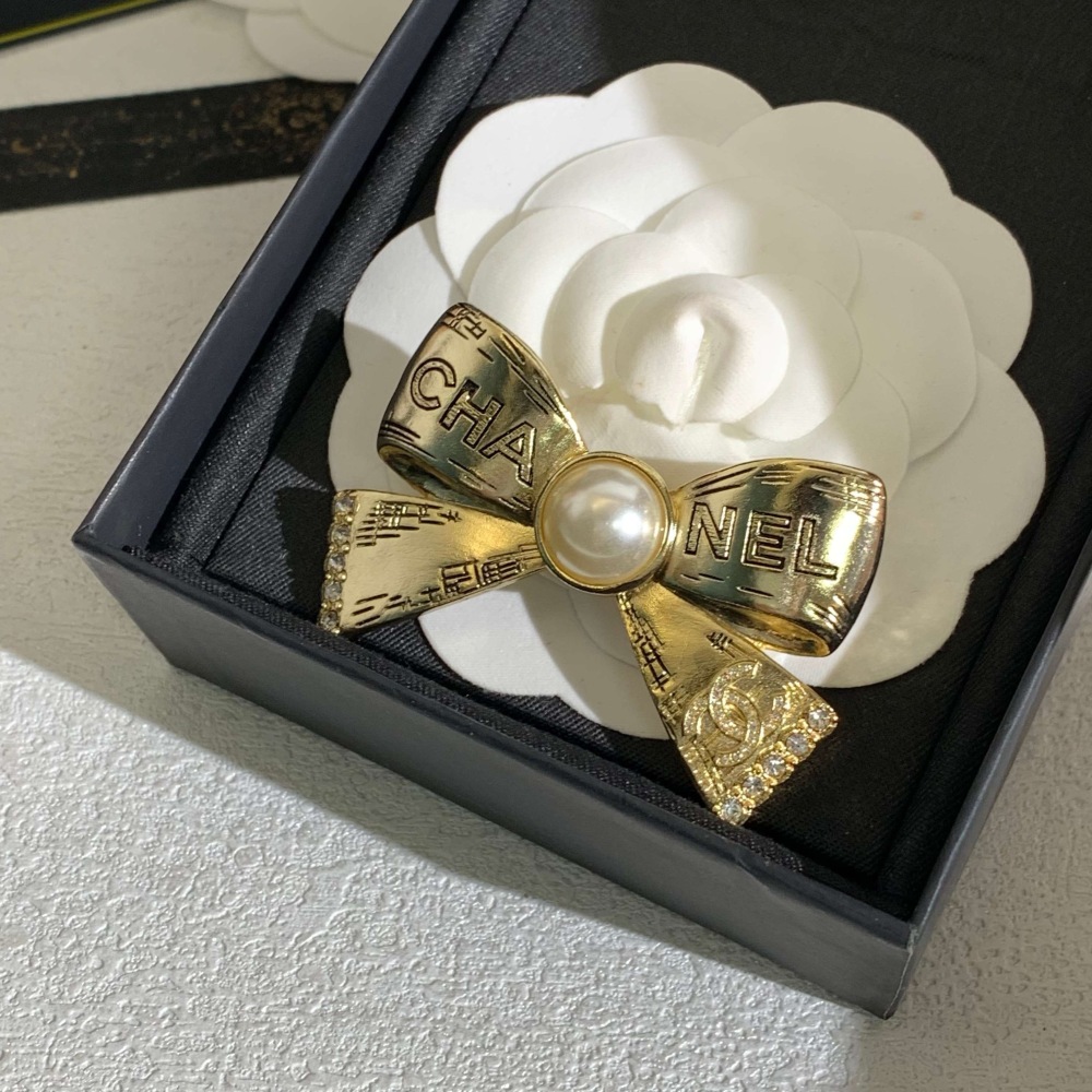 CHANEL GOLD ENGRAVED BOW PEARL RHINESTONE HAIR BARRETTE