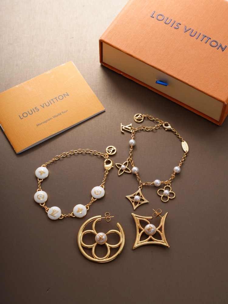 LOUIS VUITTON WHITE ENAMEL MONOGRAM BRACELET