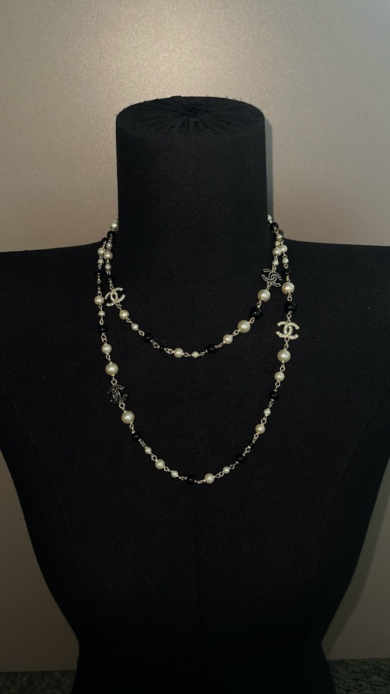 CHANEL CC TWO-TONE PEARL LONG NECKLACE