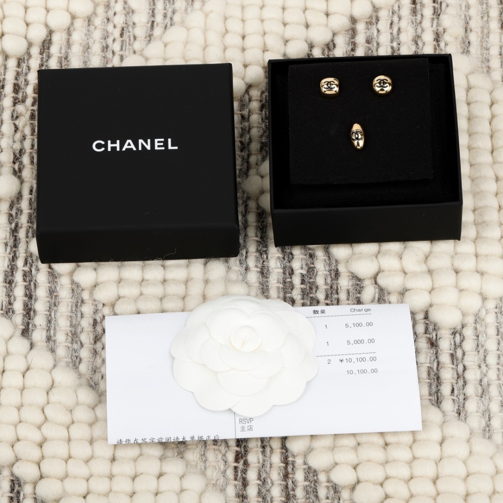 CHANEL INTERLOCKING CC BLACK ENAMEL STUD EARRINGS
