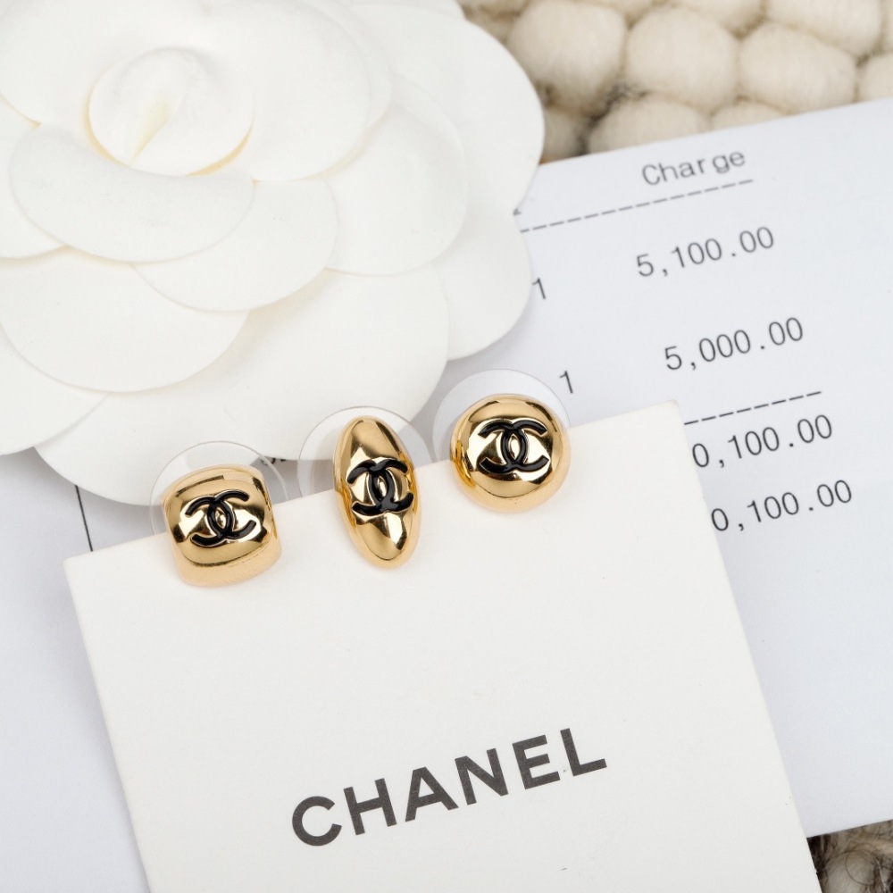 CHANEL INTERLOCKING CC BLACK ENAMEL STUD EARRINGS
