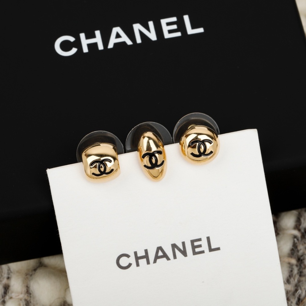 CHANEL INTERLOCKING CC BLACK ENAMEL STUD EARRINGS