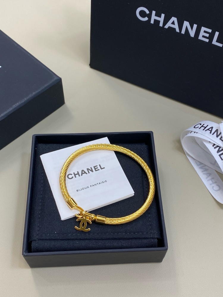 CHANEL TWISTED CABLE DOUBLE C CHARM BANGLE