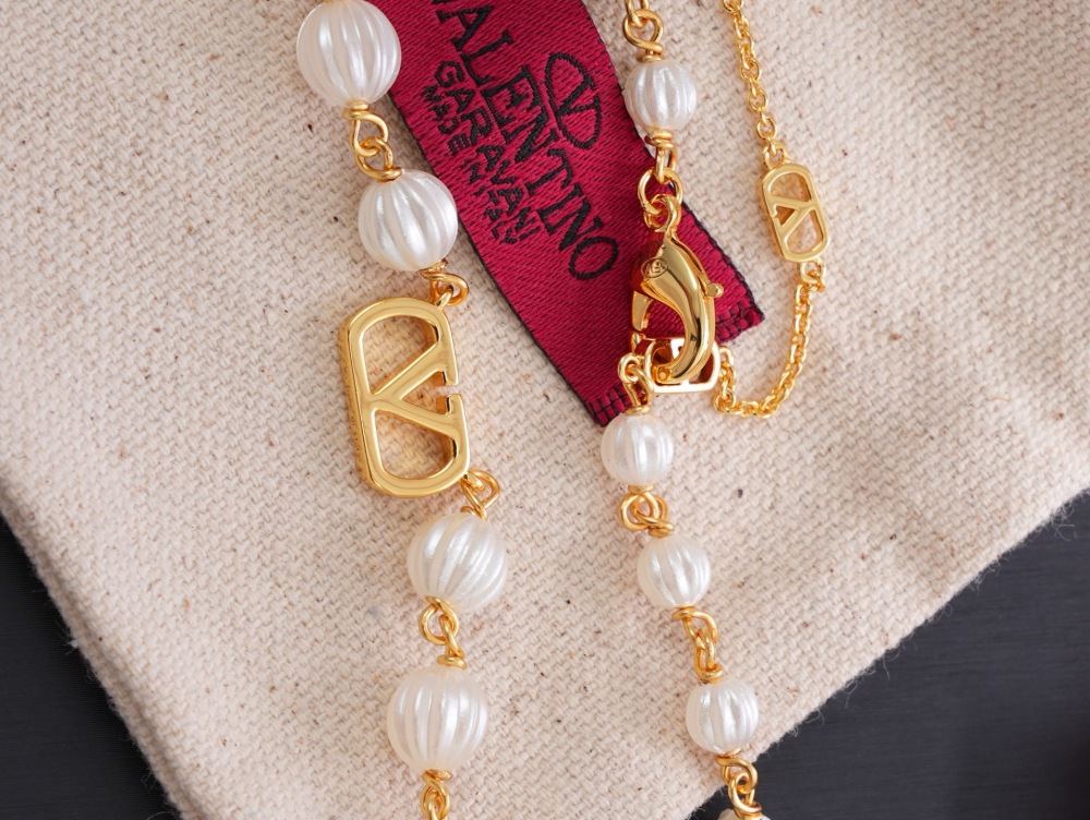 VALENTINO VLOGO RIBBED PEARL NECKLACE