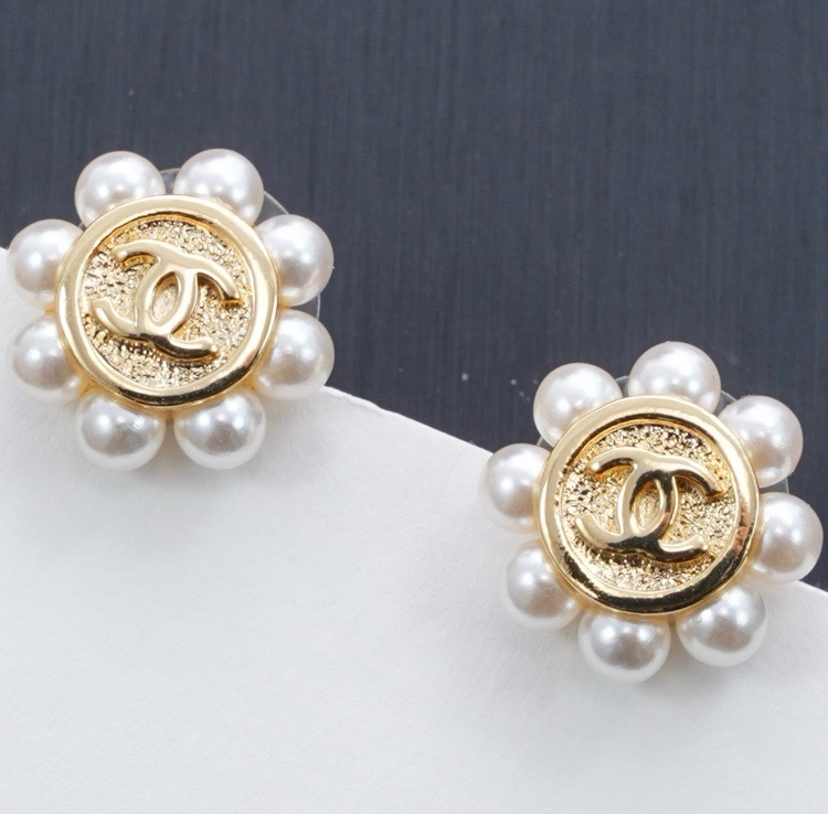 CHANEL GOLD DOUBLE C PEARL FLOWER ROUND STUD EARRINGS