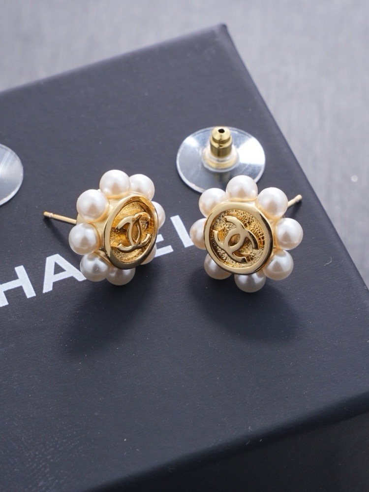 CHANEL GOLD DOUBLE C PEARL FLOWER ROUND STUD EARRINGS