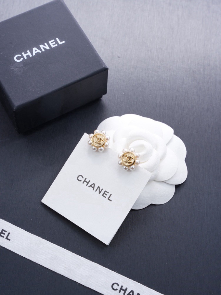 CHANEL GOLD DOUBLE C PEARL FLOWER ROUND STUD EARRINGS