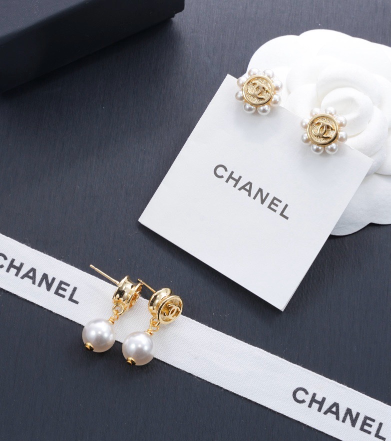 CHANEL GOLD DOUBLE C PEARL FLOWER ROUND STUD EARRINGS