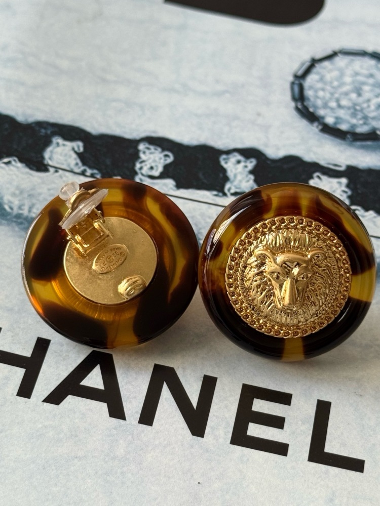 CHANEL TORTOISE SHELL GOLD LION HEAD CLIP ON EARRINGS