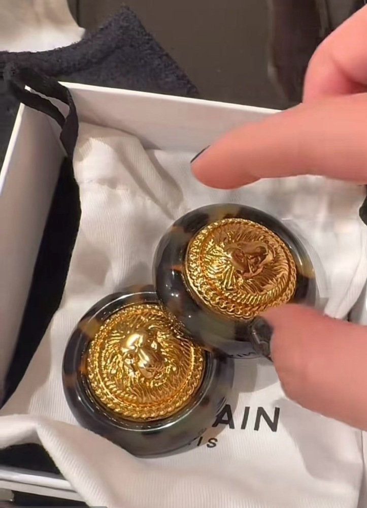 CHANEL TORTOISE SHELL GOLD LION HEAD CLIP ON EARRINGS