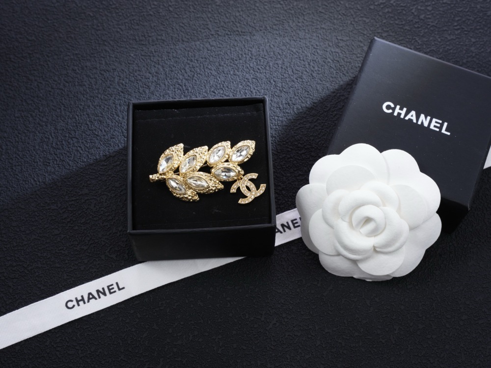 CHANEL VINTAGE GOLD LEAF MARQUISE CRYSTAL CC LOGO BROOCH