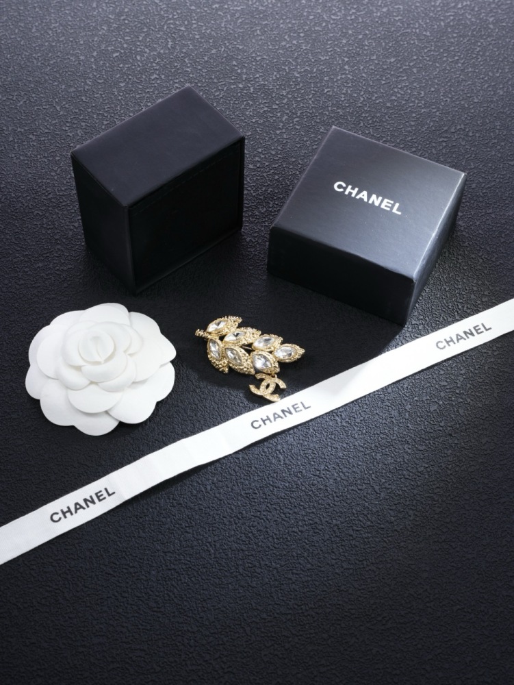 CHANEL VINTAGE GOLD LEAF MARQUISE CRYSTAL CC LOGO BROOCH
