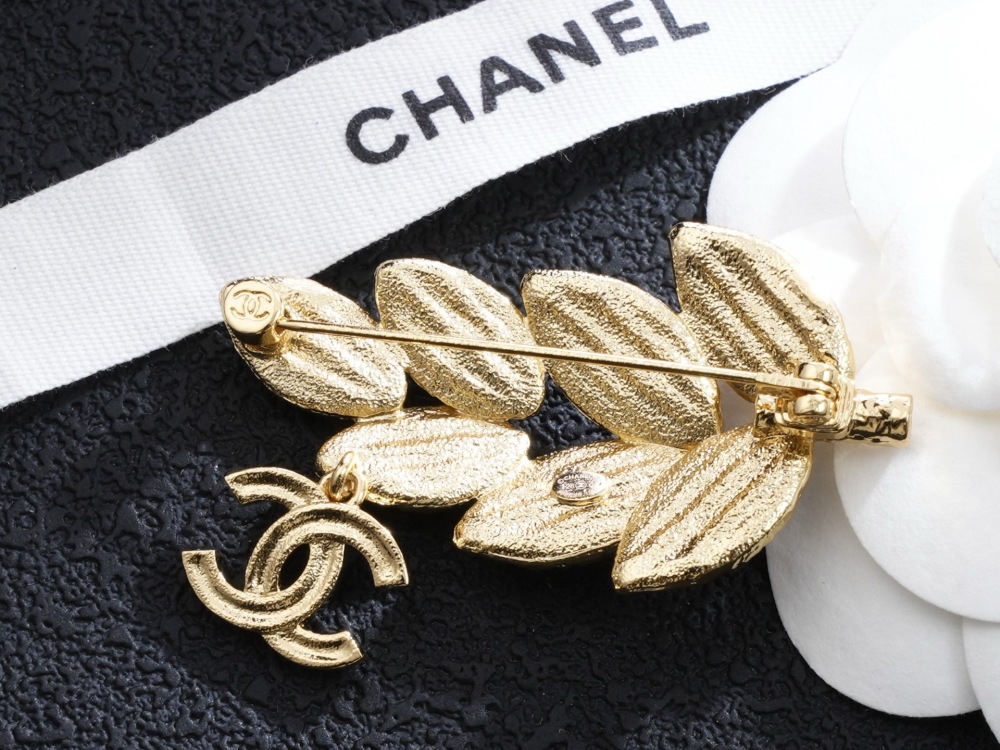 CHANEL VINTAGE GOLD LEAF MARQUISE CRYSTAL CC LOGO BROOCH