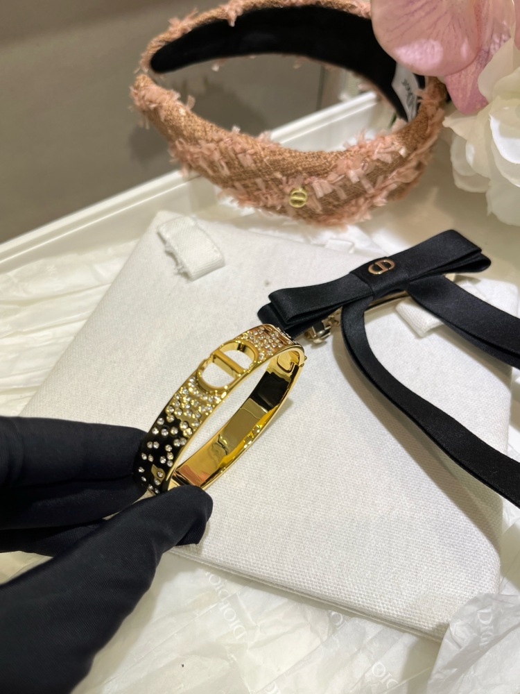 DIOR GOLD CD BLACK SATIN BOW HAIR CLIP & CRYSTAL CUFF BANGLE SET