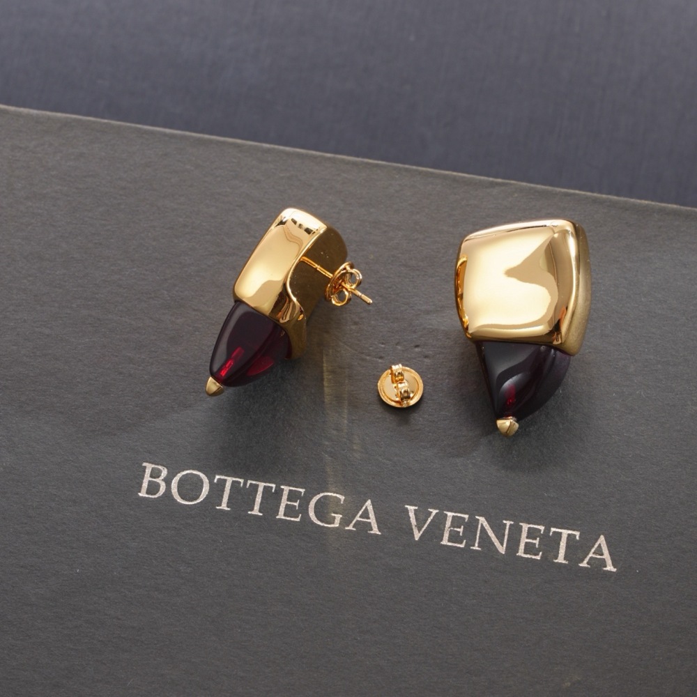BOTTEGA VENETA GOLD‑TONED EARRINGS WITH BURGUNDY RESIN TEARDROP DETAIL