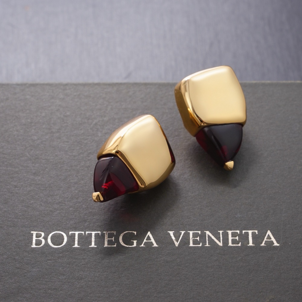 BOTTEGA VENETA GOLD‑TONED EARRINGS WITH BURGUNDY RESIN TEARDROP DETAIL