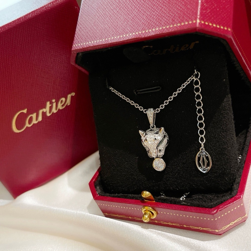 CARTIER PANTHÈRE DE CARTIER NECKLACE, 18K WHITE GOLD FULL PAVÉ DIAMONDS, EMERALD EYES & ROUND DIAMOND PENDANT
