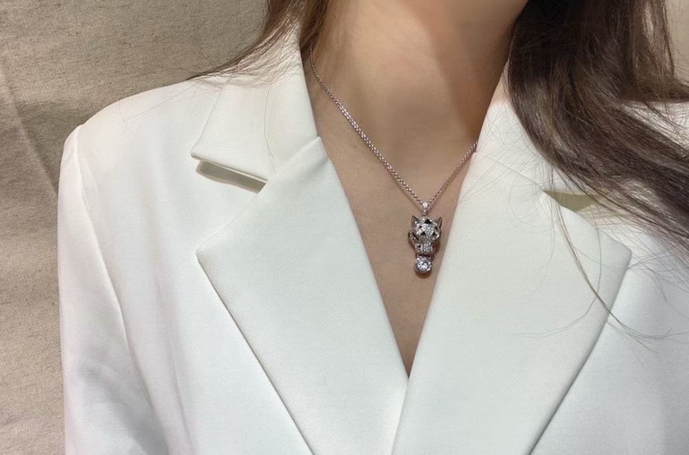CARTIER PANTHÈRE DE CARTIER NECKLACE, 18K WHITE GOLD FULL PAVÉ DIAMONDS, EMERALD EYES & ROUND DIAMOND PENDANT