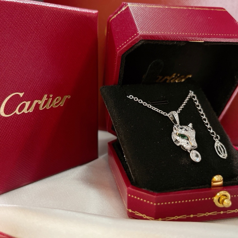 CARTIER PANTHÈRE DE CARTIER NECKLACE, 18K WHITE GOLD FULL PAVÉ DIAMONDS, EMERALD EYES & ROUND DIAMOND PENDANT