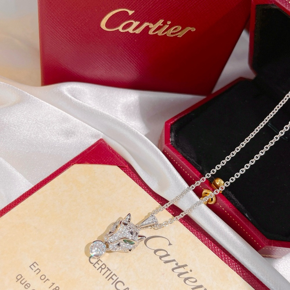 CARTIER PANTHÈRE DE CARTIER NECKLACE, 18K WHITE GOLD FULL PAVÉ DIAMONDS, EMERALD EYES & ROUND DIAMOND PENDANT
