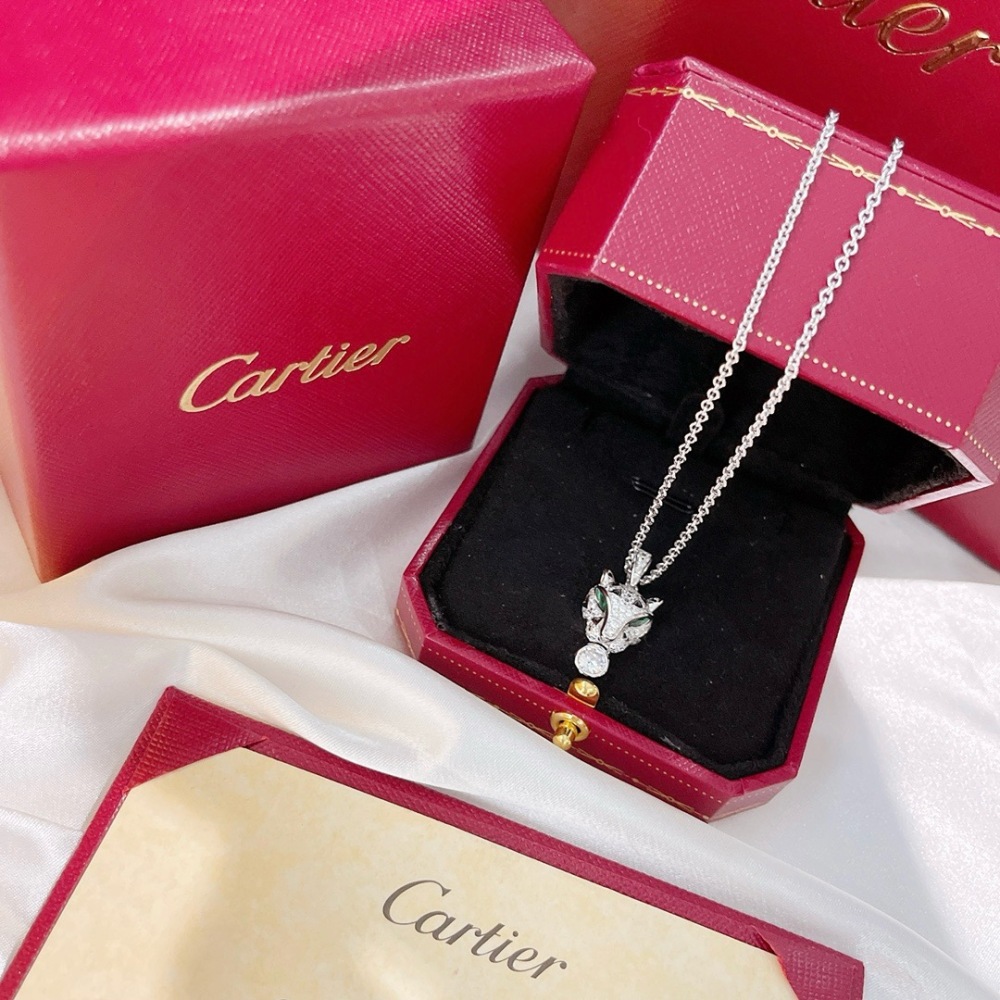 CARTIER PANTHÈRE DE CARTIER NECKLACE, 18K WHITE GOLD FULL PAVÉ DIAMONDS, EMERALD EYES & ROUND DIAMOND PENDANT