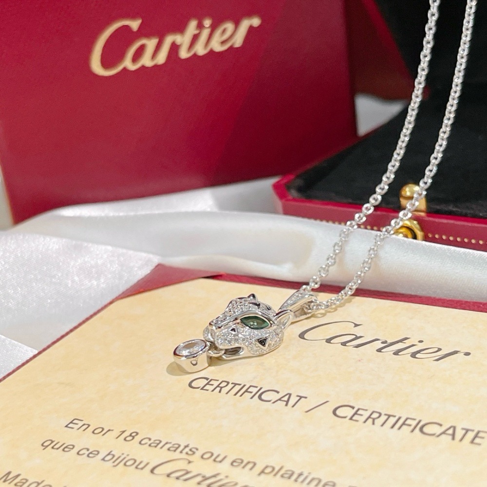 CARTIER PANTHÈRE DE CARTIER NECKLACE, 18K WHITE GOLD FULL PAVÉ DIAMONDS, EMERALD EYES & ROUND DIAMOND PENDANT