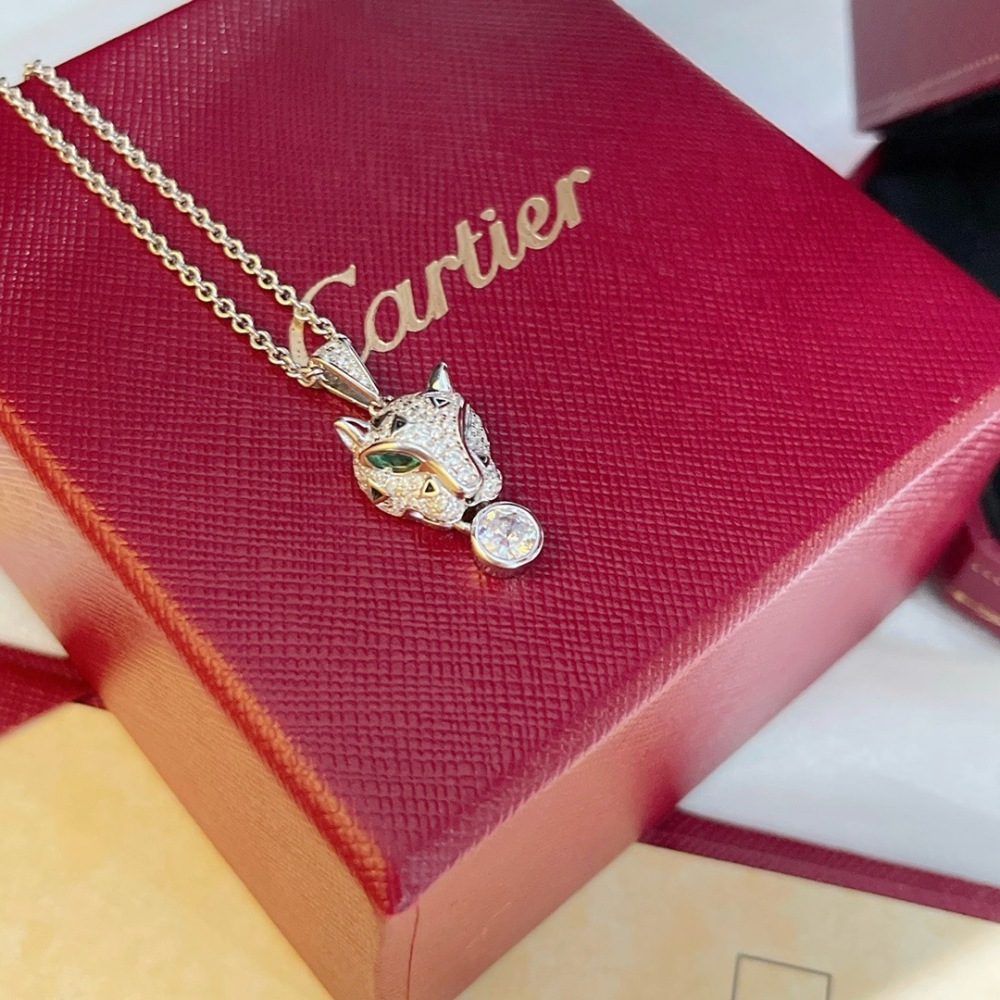 CARTIER PANTHÈRE DE CARTIER NECKLACE, 18K WHITE GOLD FULL PAVÉ DIAMONDS, EMERALD EYES & ROUND DIAMOND PENDANT