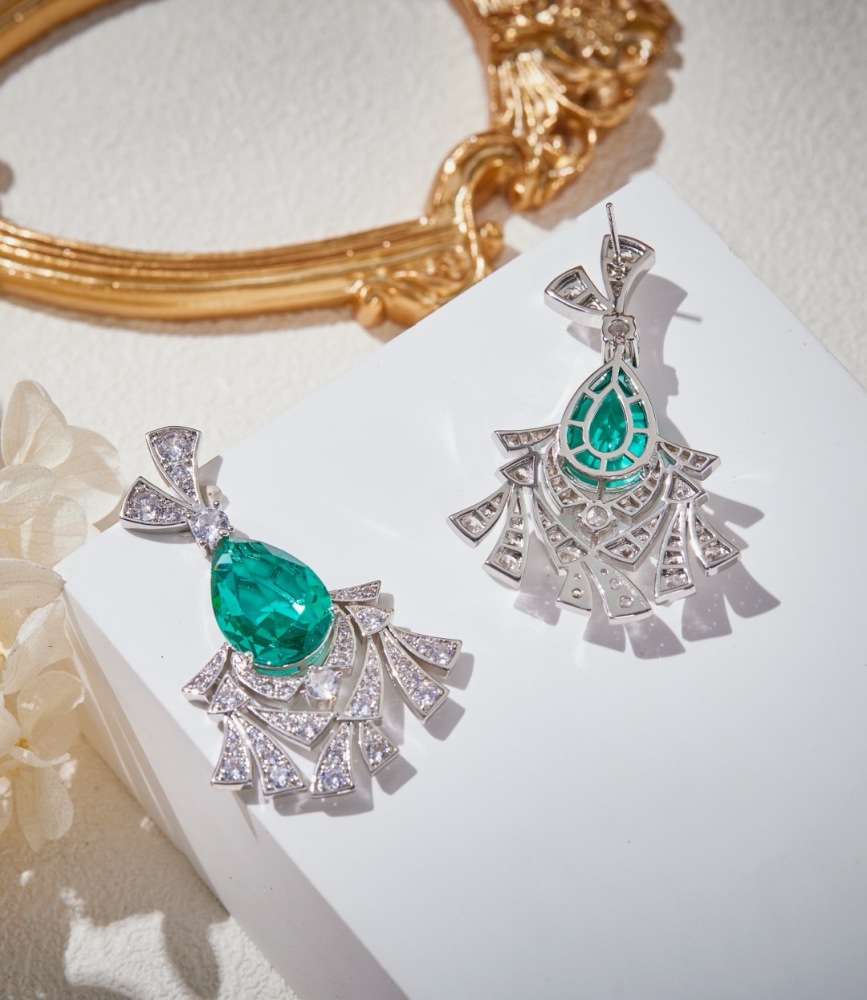 PEAR SHAPE EMERALD DIAMOND DROP EARRINGS