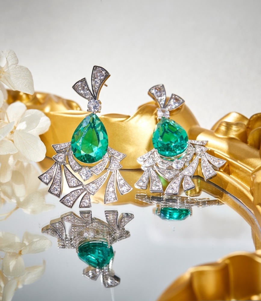 PEAR SHAPE EMERALD DIAMOND DROP EARRINGS