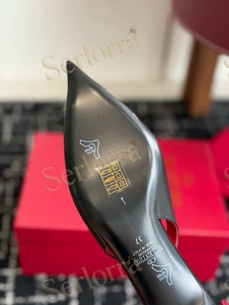 VALENTINO GARAVANI NUDE LEATHER RED LINING METAL LOGO POINTED-TOE KITTEN HEEL SLINGBACK PUMPS