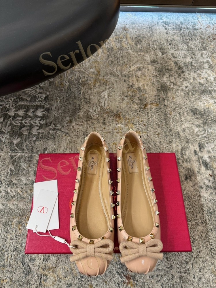 VALENTINO GARAVANI ROCKSTUD BOW PATENT LEATHER BALLET FLATS