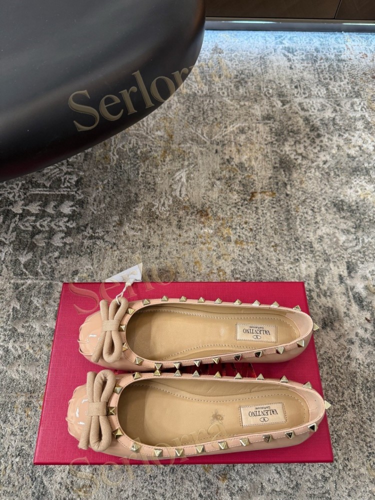 VALENTINO GARAVANI ROCKSTUD BOW PATENT LEATHER BALLET FLATS