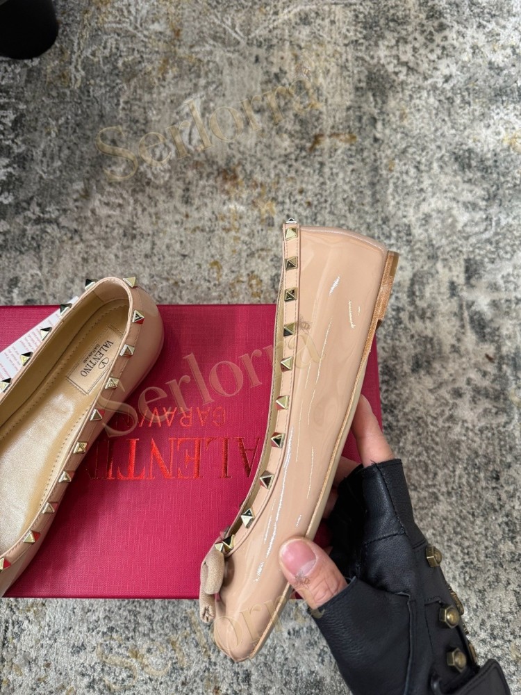 VALENTINO GARAVANI ROCKSTUD BOW PATENT LEATHER BALLET FLATS