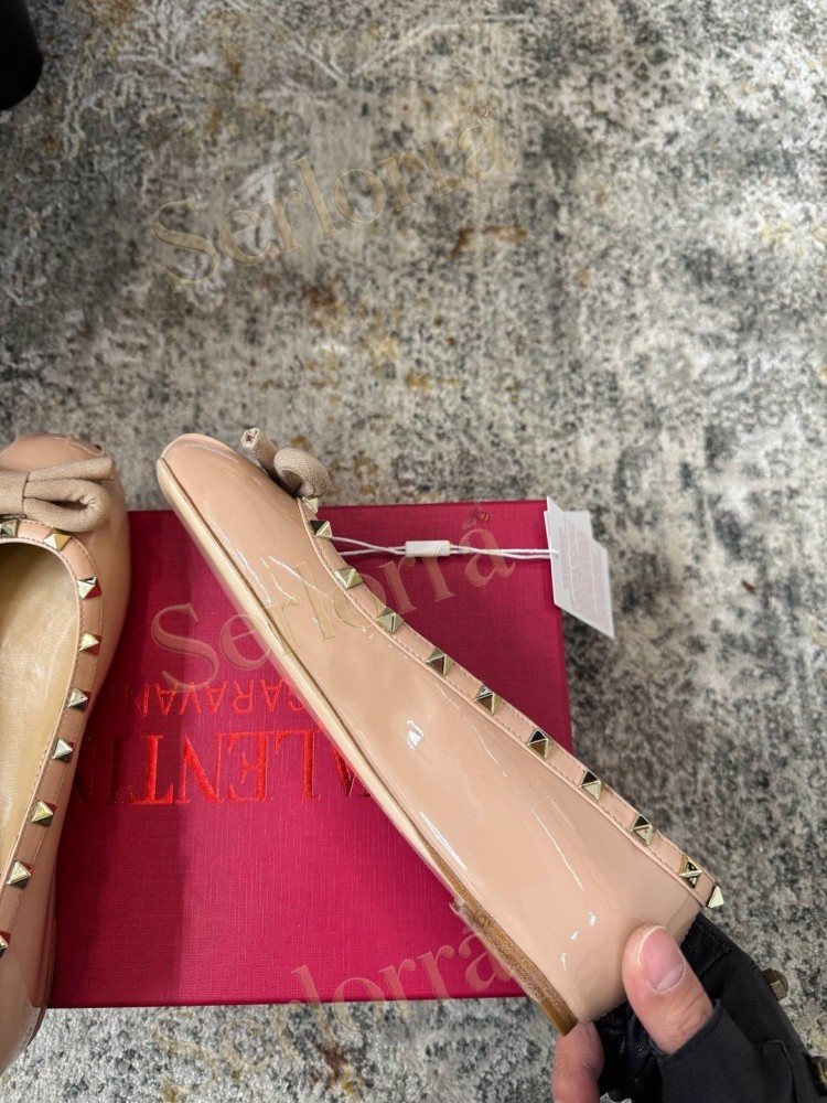 VALENTINO GARAVANI ROCKSTUD BOW PATENT LEATHER BALLET FLATS