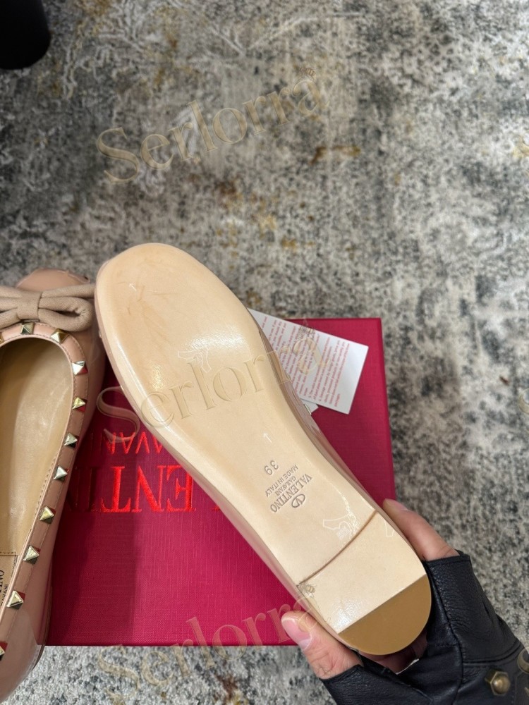VALENTINO GARAVANI ROCKSTUD BOW PATENT LEATHER BALLET FLATS