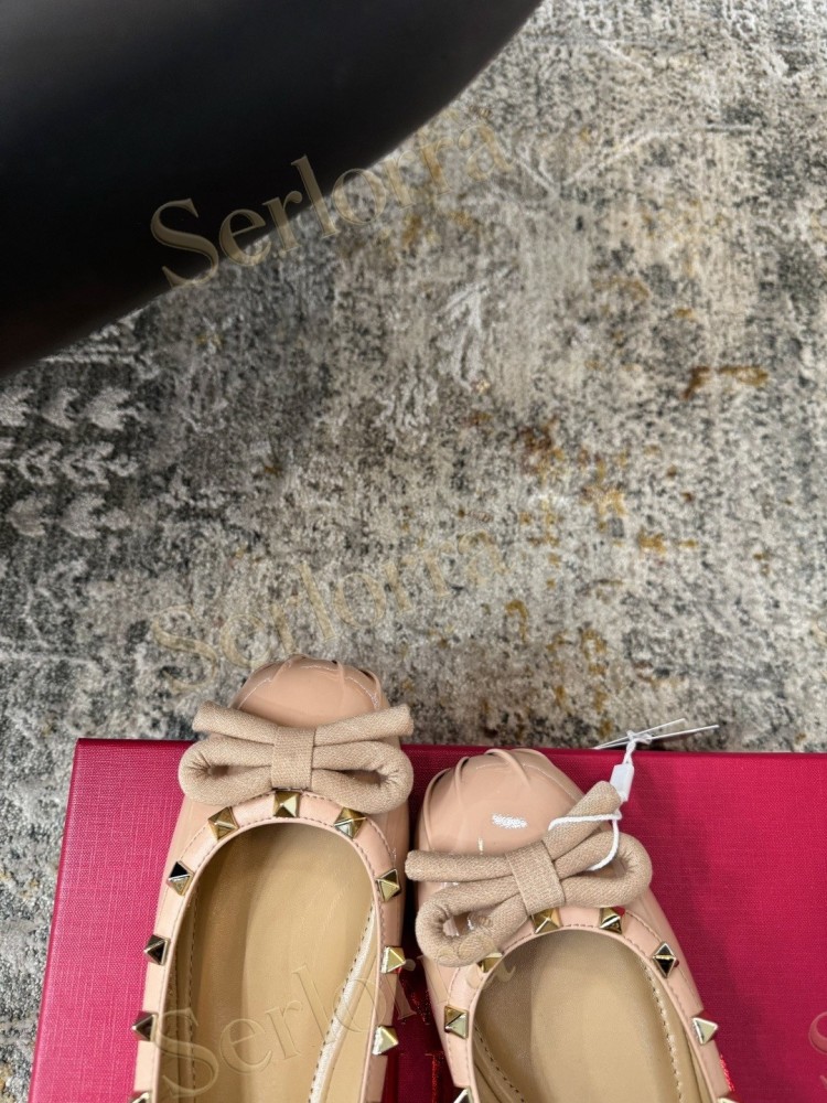 VALENTINO GARAVANI ROCKSTUD BOW PATENT LEATHER BALLET FLATS