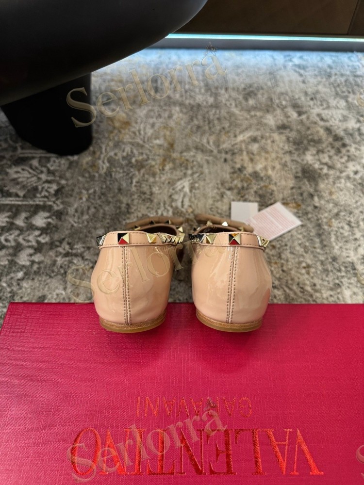 VALENTINO GARAVANI ROCKSTUD BOW PATENT LEATHER BALLET FLATS