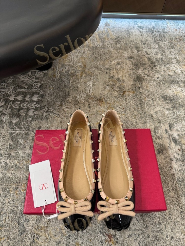 VALENTINO GARAVANI ROCKSTUD BOW PATENT LEATHER BALLET FLATS