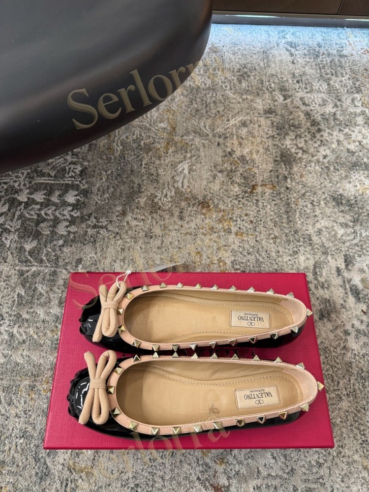 VALENTINO GARAVANI ROCKSTUD BOW PATENT LEATHER BALLET FLATS
