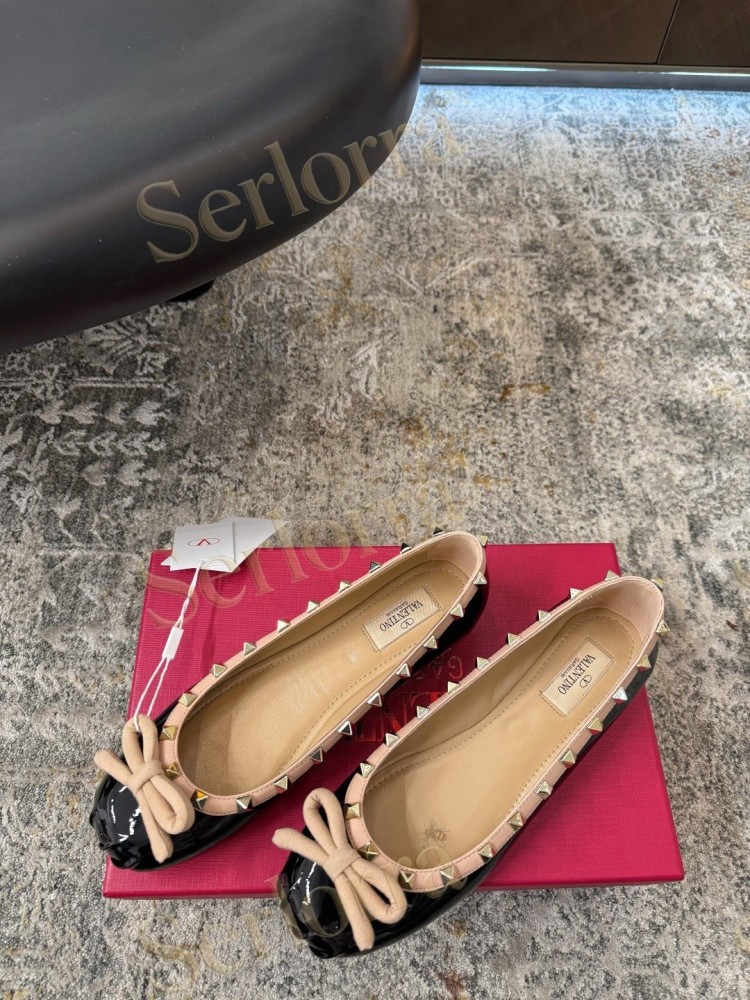 VALENTINO GARAVANI ROCKSTUD BOW PATENT LEATHER BALLET FLATS