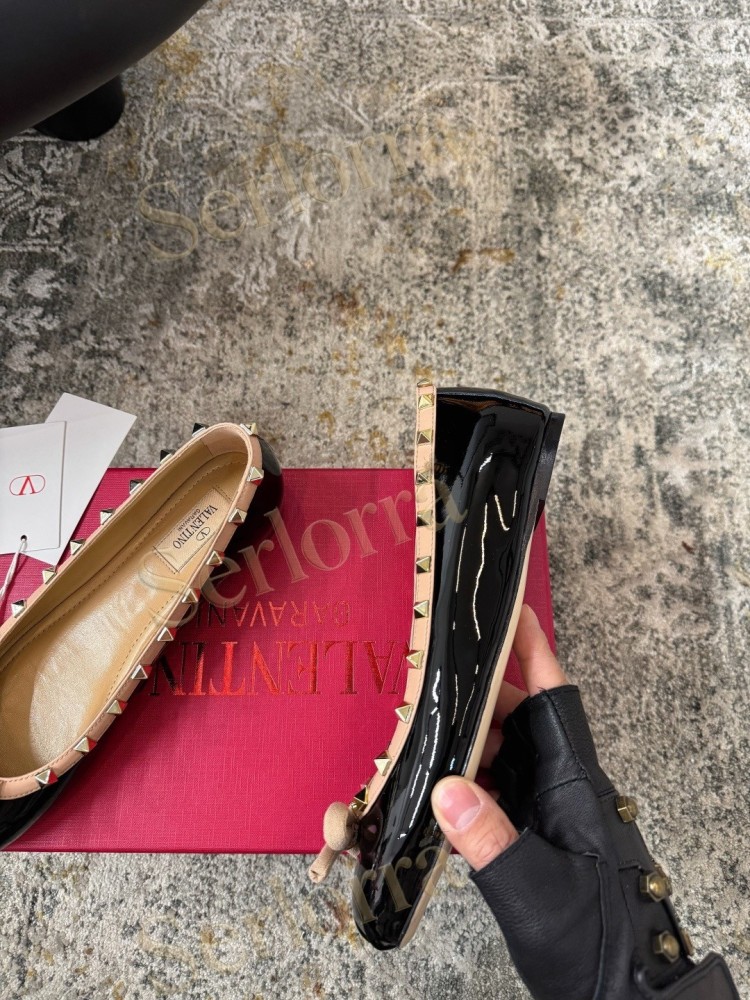 VALENTINO GARAVANI ROCKSTUD BOW PATENT LEATHER BALLET FLATS