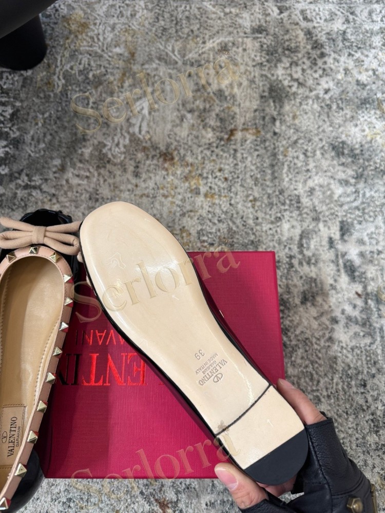 VALENTINO GARAVANI ROCKSTUD BOW PATENT LEATHER BALLET FLATS