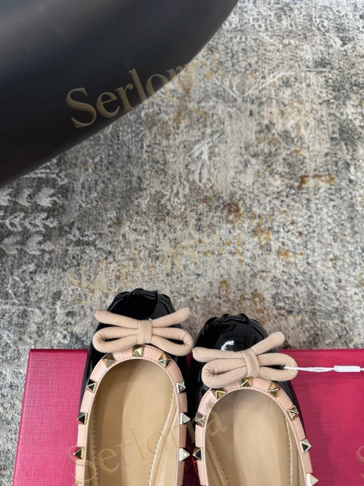 VALENTINO GARAVANI ROCKSTUD BOW PATENT LEATHER BALLET FLATS