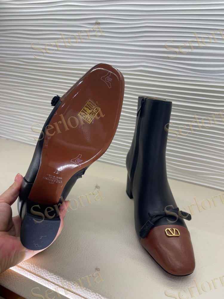 VALENTINO GARAVANI TWO‑TONE LEATHER BOW V‑LOGO BLOCK‑HEEL ANKLE BOOTS